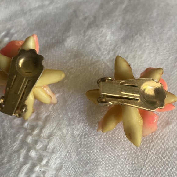 Delicate orchid clip earrings - Picture 4 of 5